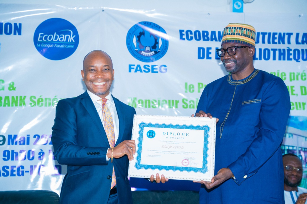 A gauche, Sahid Yallou, Directeur général de Ecobank Sénégal et Pr Chérif Sidy Kane, Doyen de la FASEG.