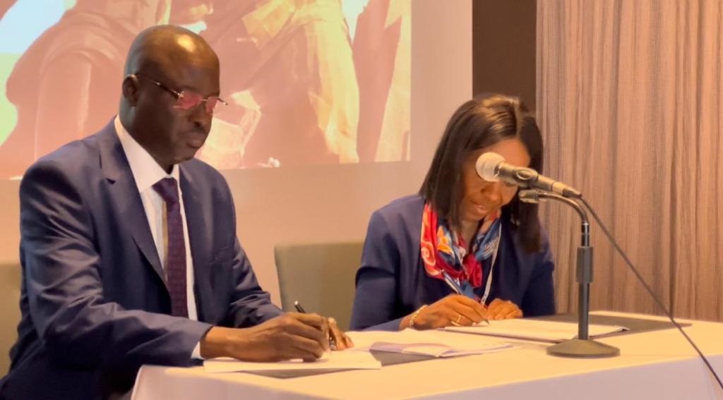 Signature d'une convention de crédit entre Kanayo Awani, directrice générale, initiative commerciale intra africaine Afriximbank et le directeur général de la BNDE Sénégal, Abdoulaye Niane. Signature d'une convention de crédit entre Kanayo Awani, directrice générale, initiative commerciale intra africaine Afriximbank et le directeur général de la BNDE Sénégal, Abdoulaye Niane.