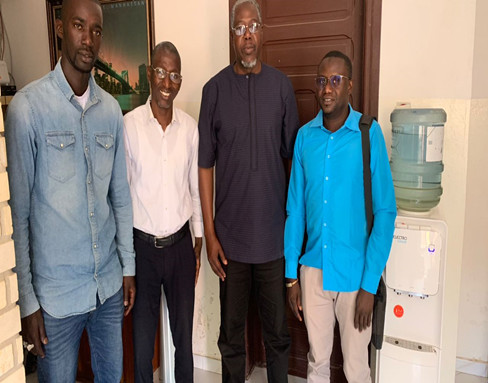 Photo de famille avec des Agents de l'Agence régionale de Développement de Saint-Louis à l'issue d'un entretien accordé à l'équipe d'enquête sur l'approvisionnement local dans le secteur des hydrocarbures.