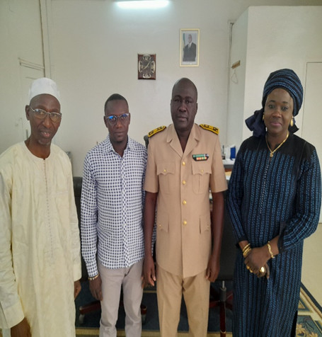 Le gouverneur de Saint-Louis, Alioune Badara Niang, en compagnie de l'équipe d'enquête sur le l'approvisionnement local. Le gouverneur de Saint-Louis, Alioune Badara Niang, en compagnie de l'équipe d'enquête sur le l'approvisionnement local.