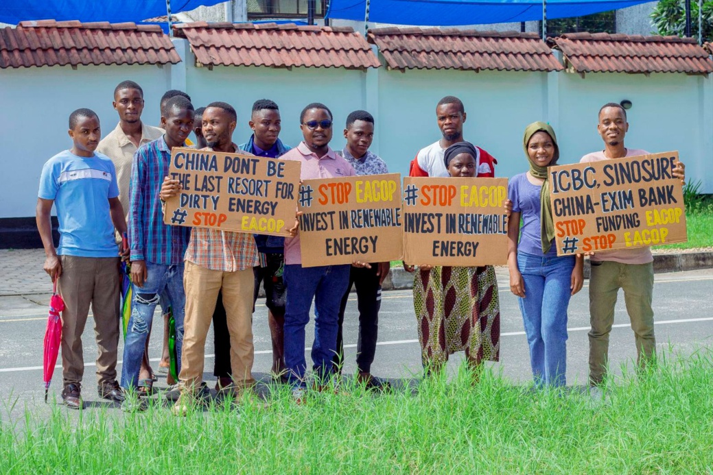 des manifestations dans le monde entier appellent la chine à rejeter le projet destructeur d'oléoduc en afrique de l’est eacop des manifestations dans le monde entier appellent la chine à rejeter le projet destructeur d'oléoduc en afrique de l’est eacop