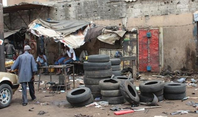 Garage de mécaniciens sur l'ancienne piste de Ouakam. Garage de mécaniciens sur l'ancienne piste de Ouakam.