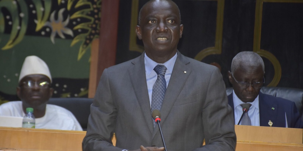 Le ministre sénégalais des Finances et du Budget, Amadou Moustapha Bâ, devant les députés lors de la session de clôture de la session budgétaire 2024.. Le ministre sénégalais des Finances et du Budget, Amadou Moustapha Bâ, devant les députés lors de la session de clôture de la session budgétaire 2024..