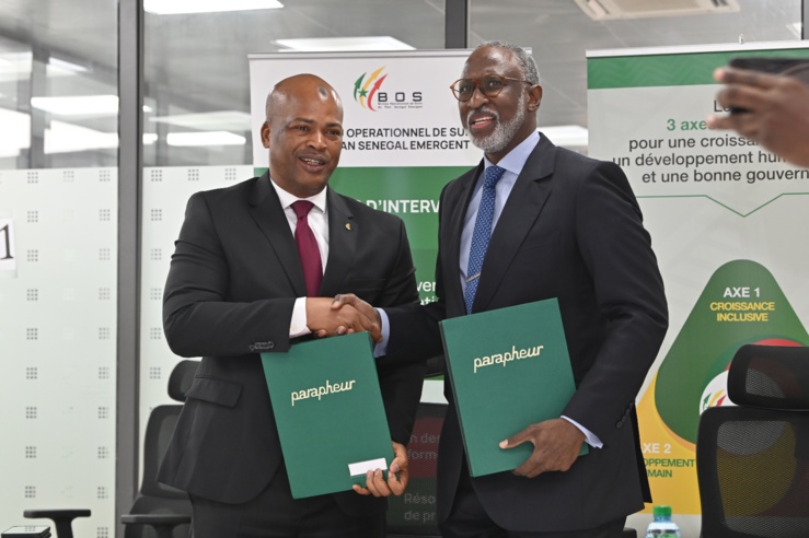 Poignée de main entre Me	El	Ousseyni	KANE (gauche),	Directeur	Général	du	Bureau	Opérationnel	 de	Suivi	 du	 Plan	Sénégal	Émergent (BOS/PSE) et	Manar	Sall (droite),	Directeur	Général	 de	 PETROSEN	 TRADING	&	 SERVICES. Poignée de main entre Me	El	Ousseyni	KANE (gauche),	Directeur	Général	du	Bureau	Opérationnel	 de	Suivi	 du	 Plan	Sénégal	Émergent (BOS/PSE) et	Manar	Sall (droite),	Directeur	Général	 de	 PETROSEN	 TRADING	&	 SERVICES.