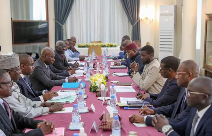 Concertation gouvernement et secteur privé pour alléger le coût de la vie. Concertation gouvernement et secteur privé pour alléger le coût de la vie.