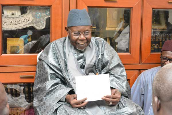 Serigne Abdoul Aziz Sy – Fils de Serigne Ababacar Sy, 6ème khalif de Seydi Cheikh Al Hadji Malick Sy. Serigne Abdoul Aziz Sy – Fils de Serigne Ababacar Sy, 6ème khalif de Seydi Cheikh Al Hadji Malick Sy.