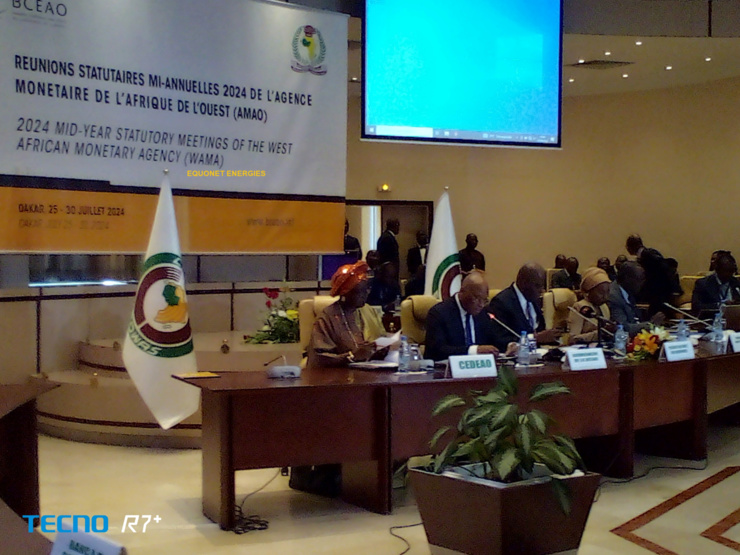 Au micro, le Gouverneur Jean-Claude Kassi BROU prononçant son discours à la 64e Réunion ordinaire du Comité des Gouverneurs des Banques Centrales des Etats de la CEDEAO. Au micro, le Gouverneur Jean-Claude Kassi BROU prononçant son discours à la 64e Réunion ordinaire du Comité des Gouverneurs des Banques Centrales des Etats de la CEDEAO.