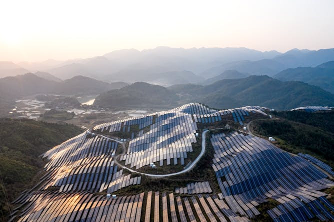 Une centrale solaire sur une montagne de la province du Fujian, en Chine. zhihao/GettyImages Une centrale solaire sur une montagne de la province du Fujian, en Chine. zhihao/GettyImages