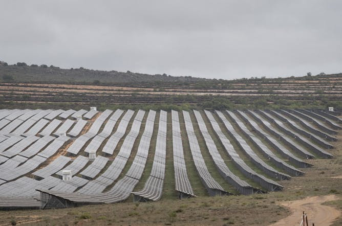 Ce parc solaire situé à Paleisheuwel, dans le Cap occidental, alimente 48 000 foyers en électricité. Rodger Bosch/AFP/Getty Images Ce parc solaire situé à Paleisheuwel, dans le Cap occidental, alimente 48 000 foyers en électricité. Rodger Bosch/AFP/Getty Images