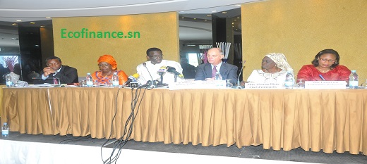Amadou Bâ en blanc présidant le lancement du rapport Fmi sur les perspectives économiques régionales. Amadou Bâ en blanc présidant le lancement du rapport Fmi sur les perspectives économiques régionales.