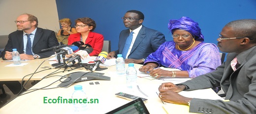 Au milieu, Amadou Bâ président le lancement du rapport Doing business 2016. Au milieu, Amadou Bâ président le lancement du rapport Doing business 2016.