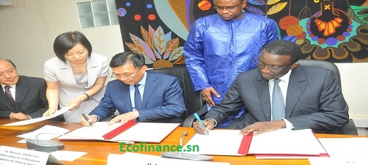 L'ambassadeur de la Chine et le ministre en charge des Finances signent l'accord de financement du projet large bande. L'ambassadeur de la Chine et le ministre en charge des Finances signent l'accord de financement du projet large bande.