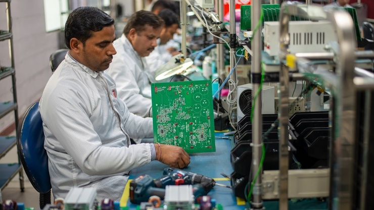 © Shutterstock/PradeepGaurs | Une usine de fabrication de circuits intégrés dans l'État de l'Uttar Pradesh, en Inde. Les mégaprojets dans le domaine des semi-conducteurs ont largement stimulé les investissements mondiaux dans les nouvelles technologies en 2024. © Shutterstock/PradeepGaurs | Une usine de fabrication de circuits intégrés dans l'État de l'Uttar Pradesh, en Inde. Les mégaprojets dans le domaine des semi-conducteurs ont largement stimulé les investissements mondiaux dans les nouvelles technologies en 2024.