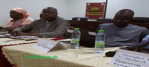 Aux extrêmes, M. Dieng et Mme Diagne, au milieu Abdoul Karim Mbengue, directeur en charge de la communication institutionnelle. Aux extrêmes, M. Dieng et Mme Diagne, au milieu Abdoul Karim Mbengue, directeur en charge de la communication institutionnelle.