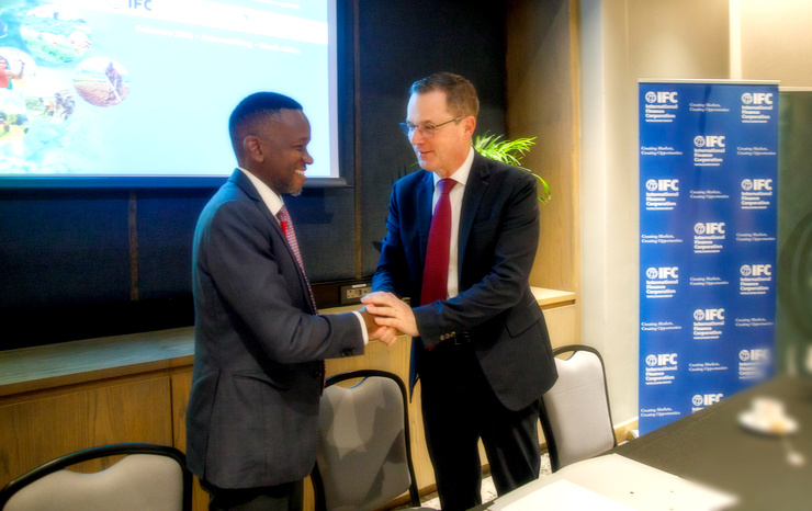 La signature a eu lieu à l’hôtel Marriott Melrose Arch de Johannesburg, en Afrique du Sud, en présence de Lesley Ndlovu, directeur général d’ARC Ltd., et de Sérgio Pimenta, vice-président régional d’IFC pour l’Afrique. La signature a eu lieu à l’hôtel Marriott Melrose Arch de Johannesburg, en Afrique du Sud, en présence de Lesley Ndlovu, directeur général d’ARC Ltd., et de Sérgio Pimenta, vice-président régional d’IFC pour l’Afrique.