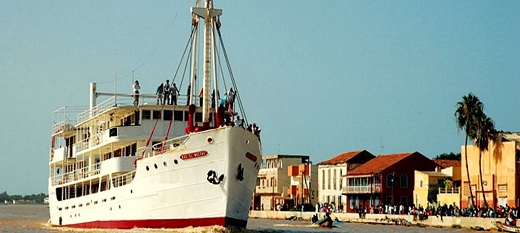 Bou El Mogdad, le bateau mythique de Saint-Louis navigue sur le fleuve Sénégal. Bou El Mogdad, le bateau mythique de Saint-Louis navigue sur le fleuve Sénégal.