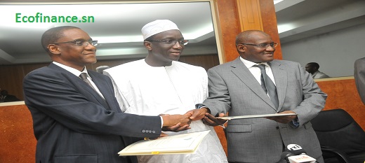 Cérémonie de sigature de la convention de financement. Cérémonie de sigature de la convention de financement.