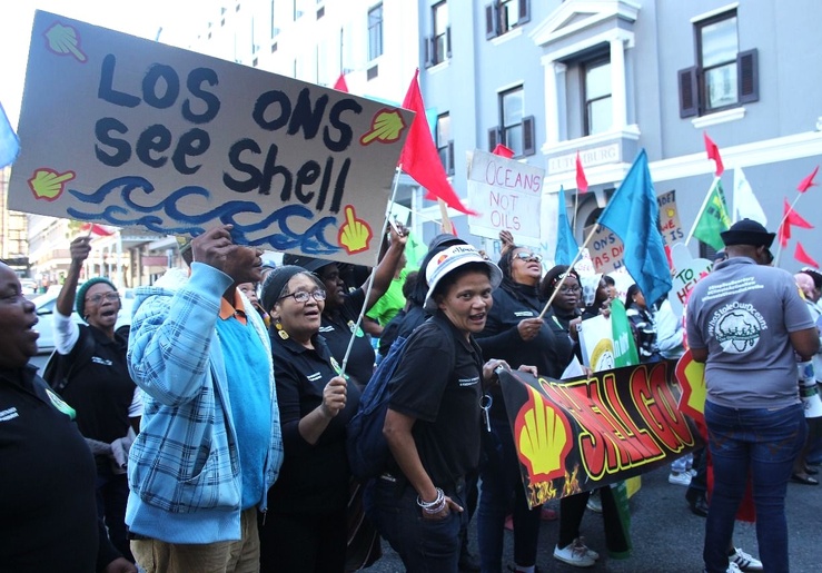Manifestant leur résistance populaire, les pêcheurs artisanaux et les membres des communautés côtières ont brandi leurs pancartes et fait entendre leur voix pour leurs moyens de subsistance, devant le tribunal. « Nous avons un besoin urgent de décisions responsables et inclusives concernant l'avenir de nos océans. » Manifestant leur résistance populaire, les pêcheurs artisanaux et les membres des communautés côtières ont brandi leurs pancartes et fait entendre leur voix pour leurs moyens de subsistance, devant le tribunal. « Nous avons un besoin urgent de décisions responsables et inclusives concernant l'avenir de nos océans. »