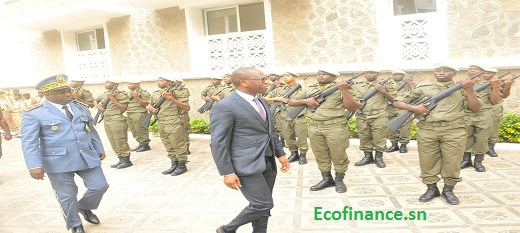 Le Dg de la douane, Papa Ousmane Guèye, derrière le ministre sénégalais en charge du Budget. Le Dg de la douane, Papa Ousmane Guèye, derrière le ministre sénégalais en charge du Budget.