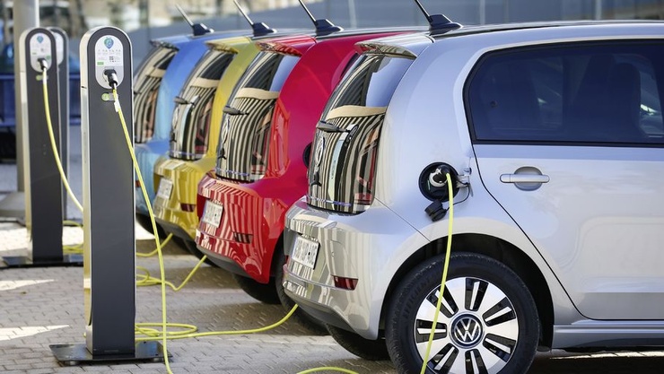Malgré d'importantes incertitudes, la part de marché des voitures électriques est en passe de dépasser 40 % d'ici 2030, selon un nouveau rapport de l'AIE.