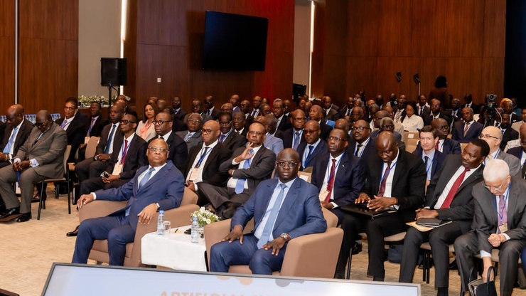 Au devant, le Gouverneur de la BCEAO, Jean-Claude Kassi Brou, et le Ministre sénégalais des Finances et du Budget, Cheikh Diba, à l'ouverture de la conférence internationale sur les opportunités et défis des banques centrales a été marquée par des discussions sur le déploiement de l’IA dans le secteur financier.