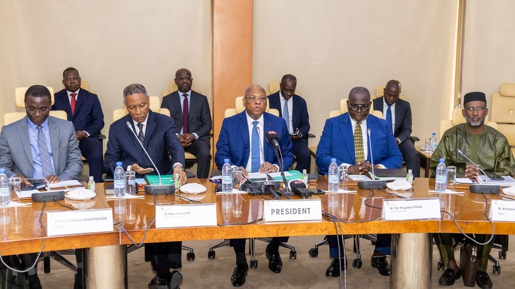 Ouverture de la deuxième session ordinaire du Comité de politique monétaire (CPM) de l’année 2025, tenue ce mardi 4 juin à Dakar, sous la présidence du Gouverneur de la Banque centrale des États de l’Afrique de l’Ouest (BCEAO), Jean-Claude Kassi Brou. Ouverture de la deuxième session ordinaire du Comité de politique monétaire (CPM) de l’année 2025, tenue ce mardi 4 juin à Dakar, sous la présidence du Gouverneur de la Banque centrale des États de l’Afrique de l’Ouest (BCEAO), Jean-Claude Kassi Brou.