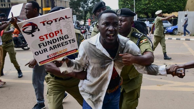 Un activiste ougandais se fait arrêter lors d’une manifestation contre le projet de l’EACOP (East African Crude Oil Pipeline) à Kampala, en Ouganda, le 15 septembre 2023 [Image d'illustration]. © Abubaker Lubowa/Reuters