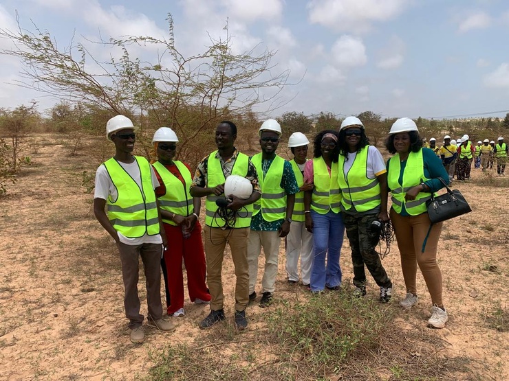 Des membres d'AJTREPE sur le terrain de la mine de GCO pour constater des cas concrets de sites réhabilités. Des membres d'AJTREPE sur le terrain de la mine de GCO pour constater des cas concrets de sites réhabilités.