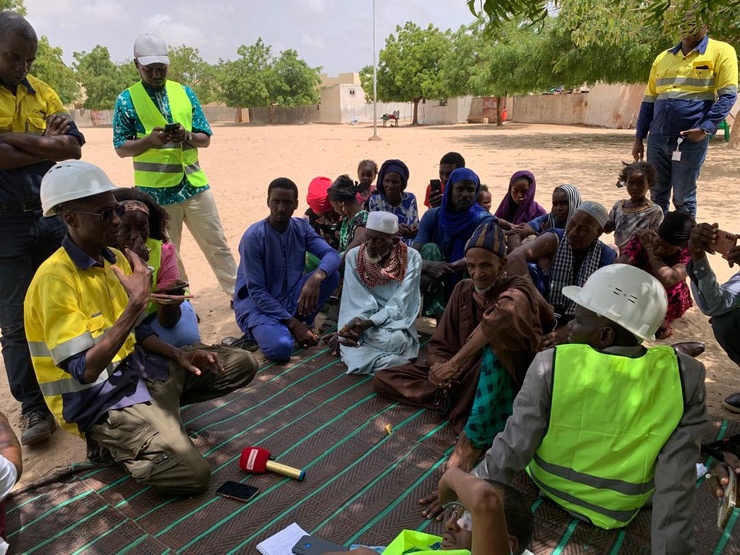 Des membres d'AJTREPE chez les communautés peulh résidentes directement affectées par l’empreinte du projet minier. Des membres d'AJTREPE chez les communautés peulh résidentes directement affectées par l’empreinte du projet minier.