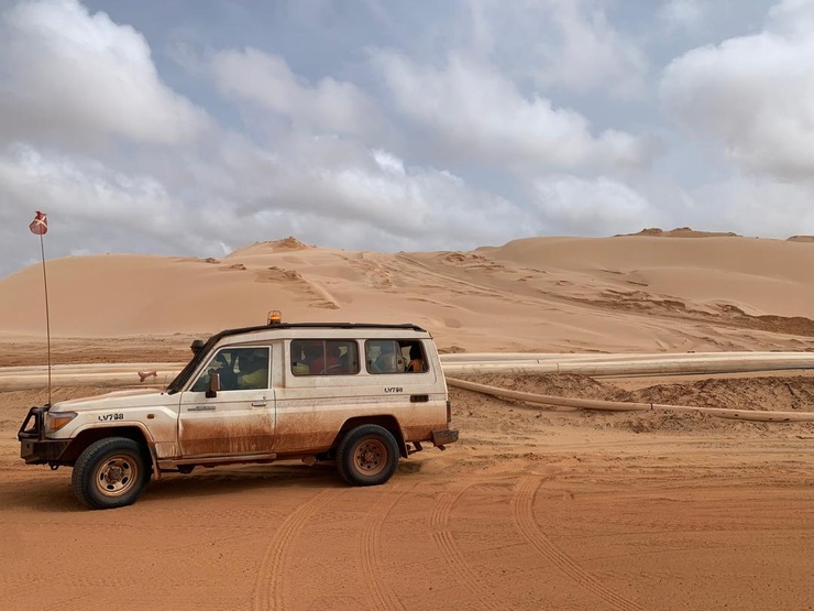 Les journalistes s’embarquent par petits groupes de 8 personnes conduits vers la mine flottante. Les journalistes s’embarquent par petits groupes de 8 personnes conduits vers la mine flottante.