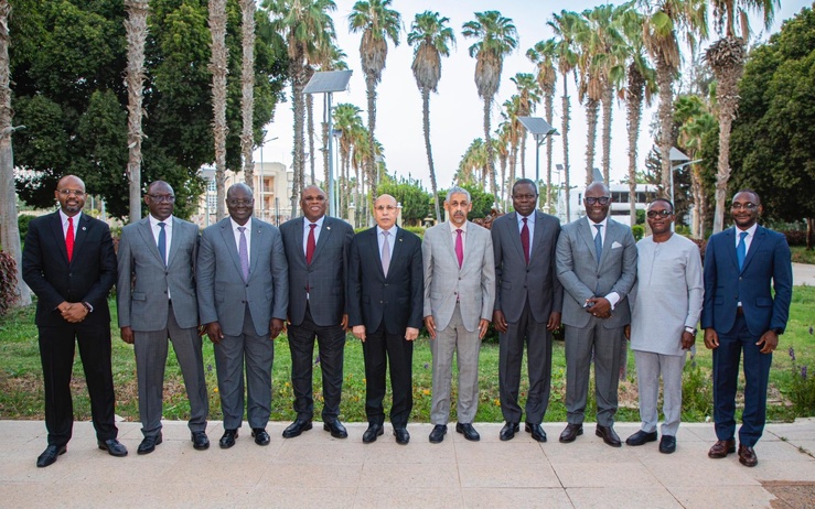 Nouakchott, 17 mai 2024: Un groupe d’institutions multilatérales africaines constitué des membres de l’Alliance des institutions financières multilatérales africaines (AAMFI) a rendu aujourd’hui une visite de courtoisie à Son Excellence, Mohamed Ould Cheikh Al-Ghazouani, Président de la République islamique de Mauritanie et Président de l’Union africaine pour exprimer son soutien et son engagement à l’UA dans la mise en œuvre d’initiatives transformatrices en appui à l’agenda de développement de l’Afrique. Nouakchott, 17 mai 2024: Un groupe d’institutions multilatérales africaines constitué des membres de l’Alliance des institutions financières multilatérales africaines (AAMFI) a rendu aujourd’hui une visite de courtoisie à Son Excellence, Mohamed Ould Cheikh Al-Ghazouani, Président de la République islamique de Mauritanie et Président de l’Union africaine pour exprimer son soutien et son engagement à l’UA dans la mise en œuvre d’initiatives transformatrices en appui à l’agenda de développement de l’Afrique.