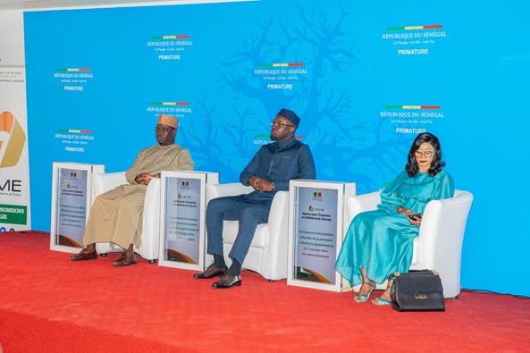 Ce jeudi 17 avril 2025, le Premier Ministre Ousmane SONKO a présidé la cérémonie d’installation officielle de la première cohorte de gestionnaires de l’énergie dans les administrations, en présence du Ministre de l’Énergie, du Pétrole et des Mines, Birame Souleye Diop, à gauche, et de Mame Coumba Ndiaye, DG AEME, à droite. Ce jeudi 17 avril 2025, le Premier Ministre Ousmane SONKO a présidé la cérémonie d’installation officielle de la première cohorte de gestionnaires de l’énergie dans les administrations, en présence du Ministre de l’Énergie, du Pétrole et des Mines, Birame Souleye Diop, à gauche, et de Mame Coumba Ndiaye, DG AEME, à droite.