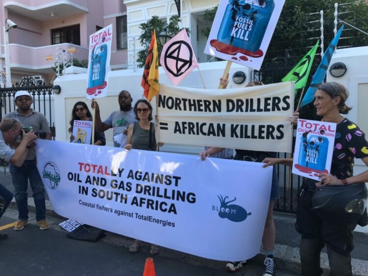 Des communautés de première ligne, des organisations de la société civile et des militants ont uni leurs voix contre les opérations de TotalEnergies. Des communautés de première ligne, des organisations de la société civile et des militants ont uni leurs voix contre les opérations de TotalEnergies.