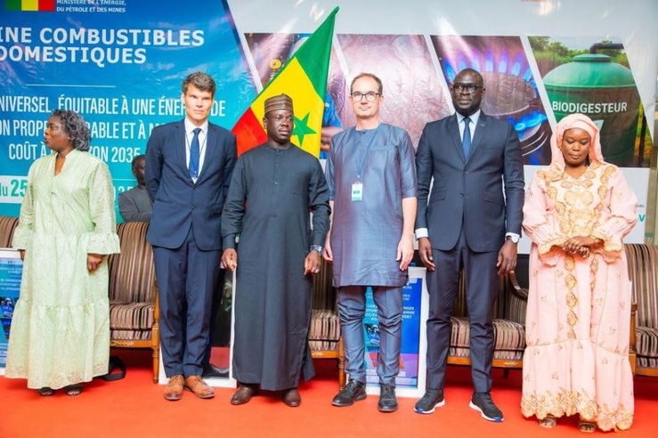 Au milieu, en caftan, le ministre sénégalais de l’Énergie, du Pétrole et des Mines en compagnie des partenaires au développement.. Au milieu, en caftan, le ministre sénégalais de l’Énergie, du Pétrole et des Mines en compagnie des partenaires au développement..