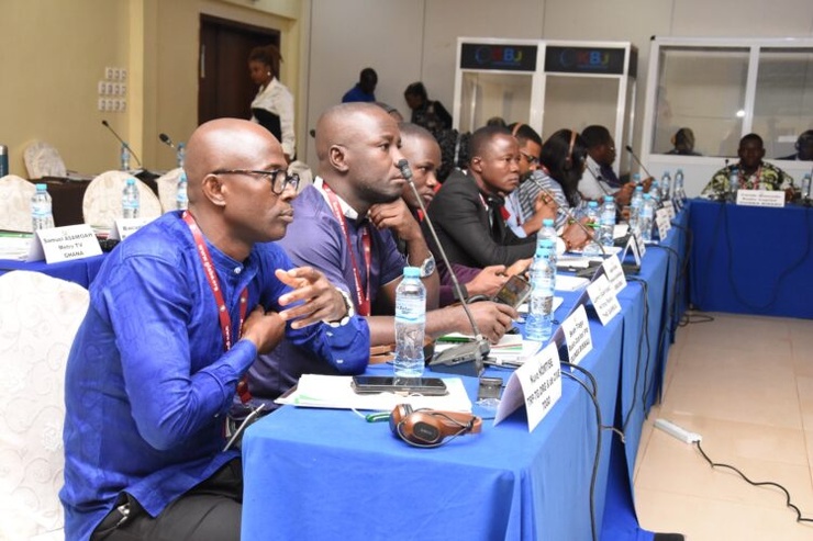 Premier sur la table, le journaliste togolais, Dr Pierre, en compagnie d'autres confrères ouest africains suivant attentivement les travaux de l'atelier régional de GIABA en Bissau sur les crimes économiques et financiers.