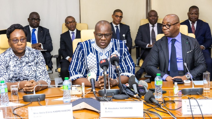 Aboubacar NACANABO, le nouveau président en exercice du Conseil des ministres statutaire de l'UEMOA, s'exprimant à fin des travaux. 