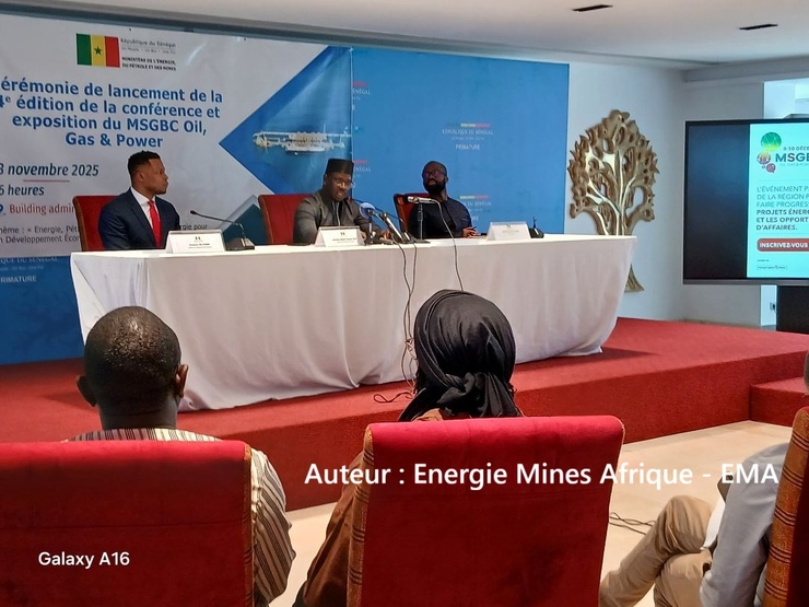 Le ministre Birame Souley Diop (milieu) en compagnie du Secrétaire général du ministère de l'Energie, du Pétrole et des Mines (droite) et de NJ Ayuk (gauche) président de la Chambre africaine de l'énergie.