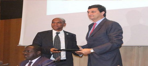 Le directeur général de l'Apix (gauche) et le directeur général de l'Icex lors de la signature de leur convention de partenariat. Le directeur général de l'Apix (gauche) et le directeur général de l'Icex lors de la signature de leur convention de partenariat.