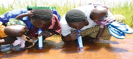 Désormais, il y aura en Afrique plus d'eau potable grâce à lifestraw. Désormais, il y aura en Afrique plus d'eau potable grâce à lifestraw.