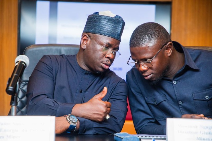 Le Ministre sénégalais de l'Energie, du Pétrole et des Mines (gauche) et le Directeur général de SOMISEN (à droite).