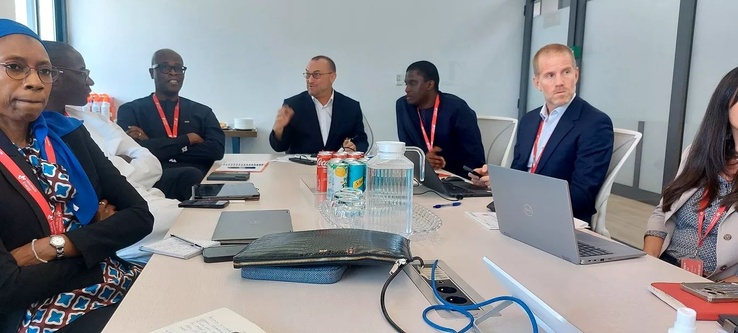 Photo d'archive du DG de PETROSEN Holding, Alioune Guèye (en Caftan, bras croisés) et sa délégation à WOODSIDE Energy.