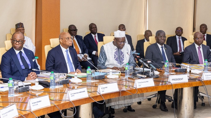 Au micro, Aboubakar Nacanabo, ministre de l’Économie et des Finances du Burkina Faso et président du Conseil des ministres de l'UEMOA. Au micro, Aboubakar Nacanabo, ministre de l’Économie et des Finances du Burkina Faso et président du Conseil des ministres de l'UEMOA.