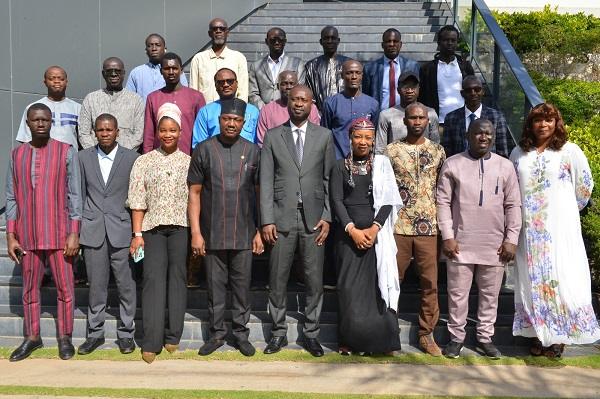 Photo de famille du séminaire national de sensibilisation des journalistes organisé par le Groupe intergouvernemental d'action contre le blanchiment d'argent en Afrique de l'ouest (GIABA).