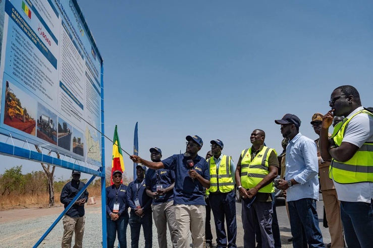 Dans le Fouladou, le Président de la République a suivi l’avancement de la Boucle du Fouladou et visité la dorsale électrique Fafacourou-Dabo-Coumbacara. Dans le Fouladou, le Président de la République a suivi l’avancement de la Boucle du Fouladou et visité la dorsale électrique Fafacourou-Dabo-Coumbacara.