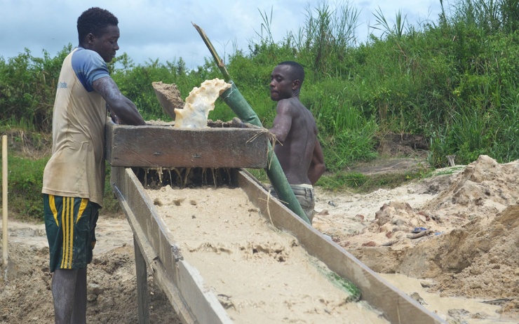 Après le retrait des permis non conformes depuis le 20 février 2026, le Cameroun engage une reprise en main radicale de son secteur aurifère artisanal semi-mécanisé. Après le retrait des permis non conformes depuis le 20 février 2026, le Cameroun engage une reprise en main radicale de son secteur aurifère artisanal semi-mécanisé.