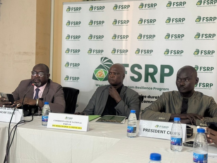 Le coordonnateur national du Programme de résilience du système alimentaire en Afrique de l’Ouest (FSRP), Dr Mohamadou Lamine Dia (milieu), a ouvert ce mercredi une session d’information et de sensibilisation dédiée aux journalistes économiques du Sénégal.