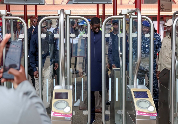 En inaugurant la gare TER de Sébikotane et en annonçant la relance de l’industrie textile, le Chef de l’État inscrit la mobilité et la production industrielle au cœur de la stratégie nationale de transformation économique. En inaugurant la gare TER de Sébikotane et en annonçant la relance de l’industrie textile, le Chef de l’État inscrit la mobilité et la production industrielle au cœur de la stratégie nationale de transformation économique.