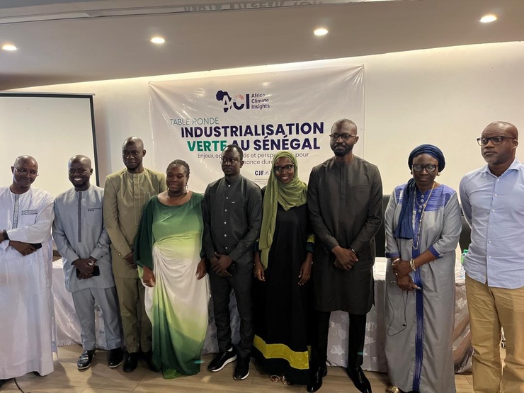 Face aux enjeux de l'industrialisation verte au Sénégal, découvrez comment les OSC et Africa Climate Insights réussissent la vulgarisation de la transition énergétique.