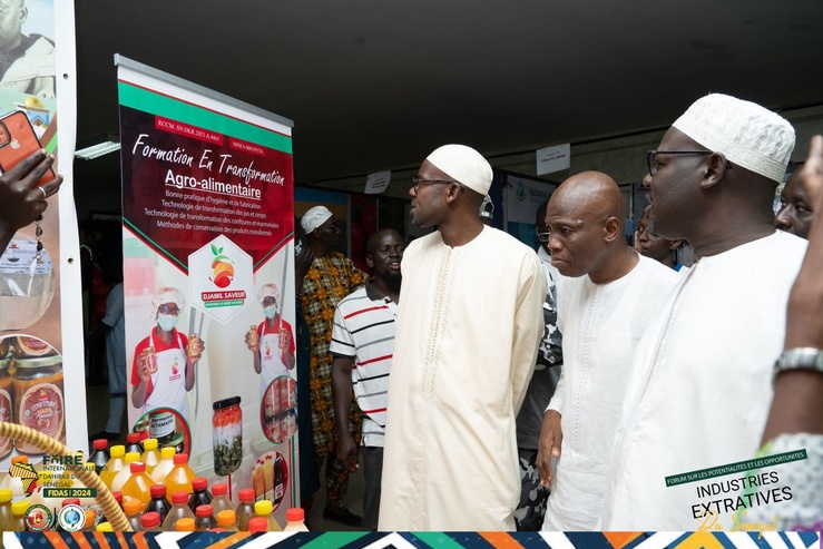 Serigne Moustapha Sy Al Amine et son frère Serigne Abdul Hamid Sy Al Amine visitant des stands lors de la foire des Daaras à Tivaouane. Serigne Moustapha Sy Al Amine et son frère Serigne Abdul Hamid Sy Al Amine visitant des stands lors de la foire des Daaras à Tivaouane.