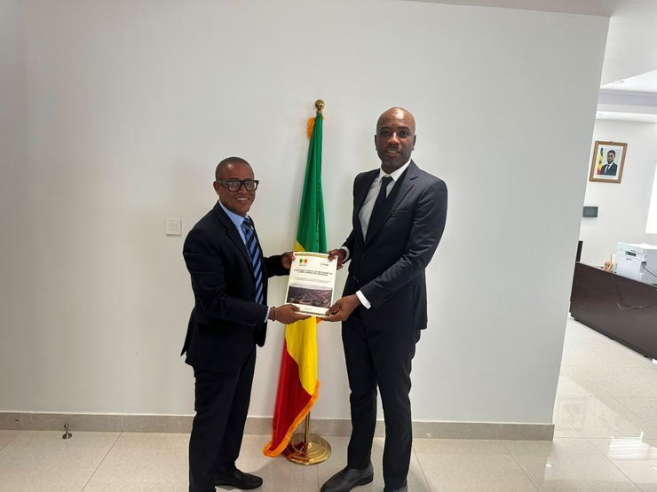 A gauche, le Président de l'ADEMIG, Dr Ibrahima DIOA, en compagnie du ministre des Mines et de la Géologie, M. Cheikhou Oumar SECK.